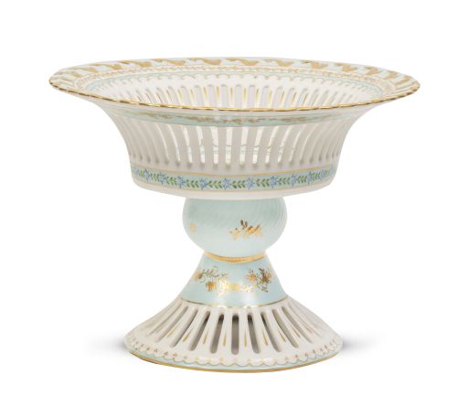 Frutero de porcelana a la manera de Sèvres. Con marca en la
