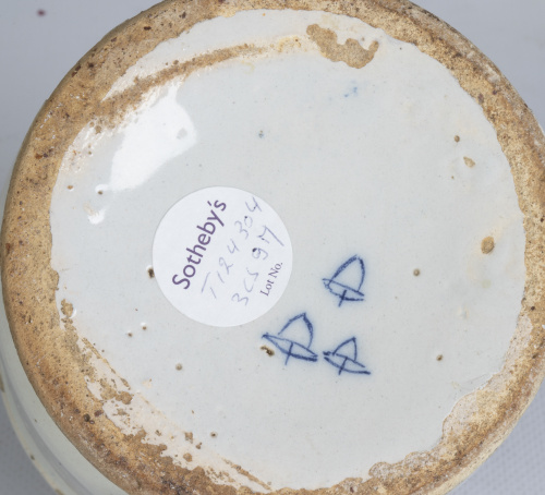 Lote de catorce botes de farmacia de diferentes tamaños, de