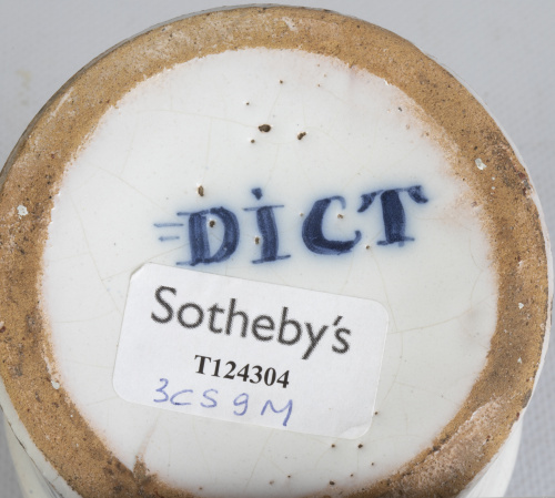 Lote de catorce botes de farmacia de diferentes tamaños, de