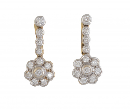 Pendientes largos con rosetón de brillantes que pende de ba