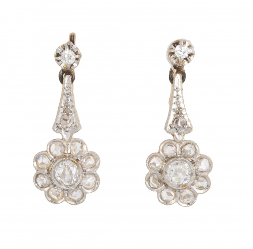 Pendientes largos con rosetón de brillante y diamantes, que