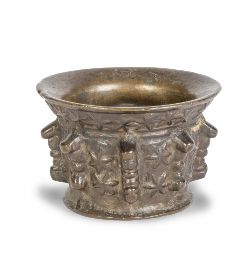 Almirez de bronce decorado con costillas y estrellas.Trab