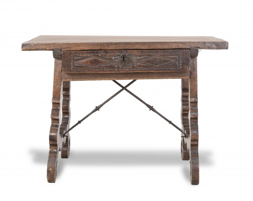 Bufete en madera de nogal con cajón tallado con rombos.Tr