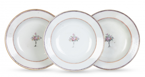 Lote de tres platos de porcelana esmaltada de Compañía de I