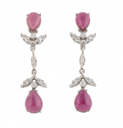 Pendientes largos con rubelitas en talla de gota y brillant