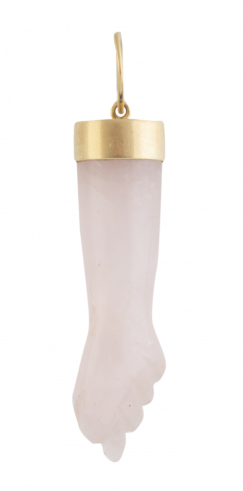 Colgante de mano de piedra rosa con gesto de figa