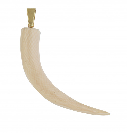 Colgante de cuerno de marfil con asa en oro amarillo de 18K