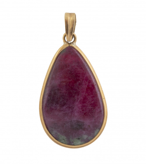 Colgante de zoisita con rubí de talla gota con marco de oro