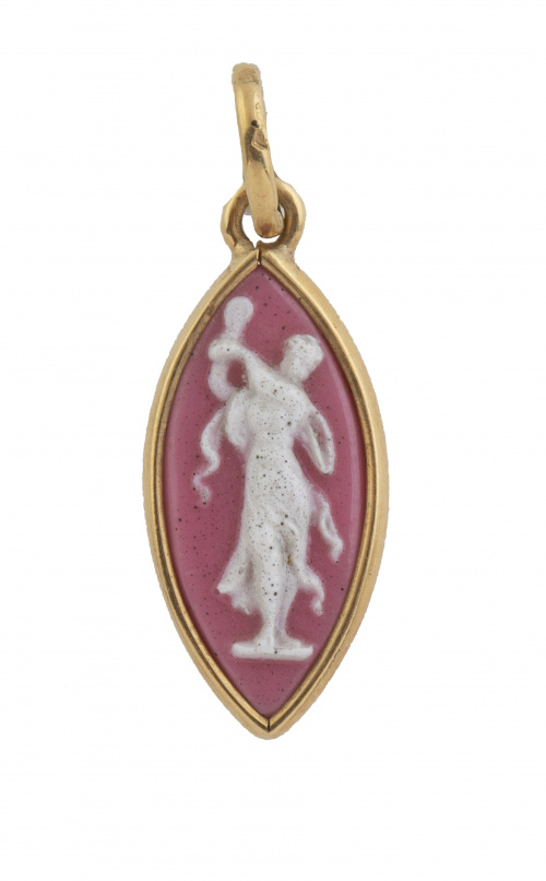 Colgante ojival de porcelana antigua tipo wedgwood con figu