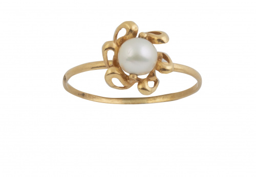 Sortija con diseño de flor con pétalos de hilo de oro y per