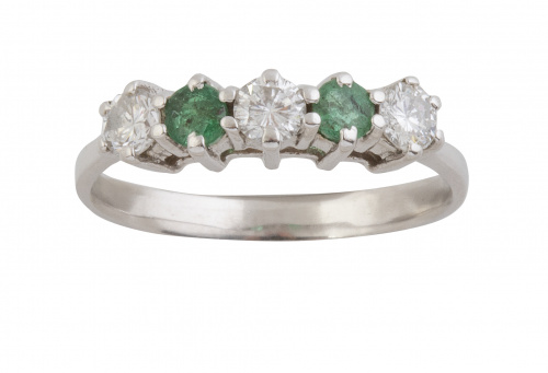 Sortija cintillo con tres brillantes y dos esmeraldas alter