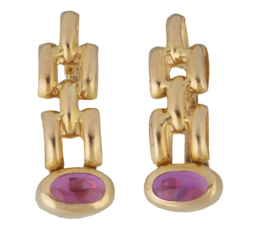 Pendientes largos con cabuchón de rubí que remata banda cal