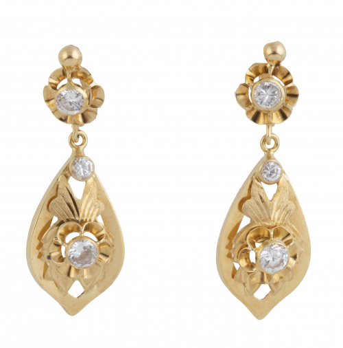 Pendientes largos con flor superior y lágrima colgante ador