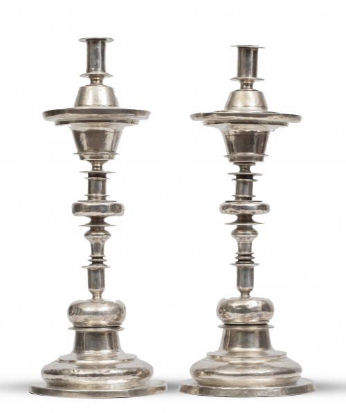 Pareja de candeleros de plata en su color.Trabajo colonia