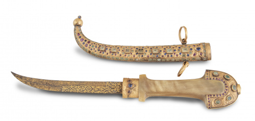 Daga Koummiya de oro con incrustación de piedras preciosas,