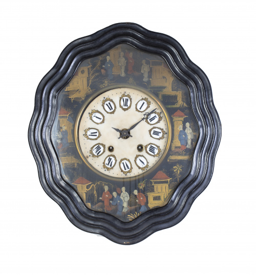 Reloj isabelino de ojo de buey con decoración chinesca.Es