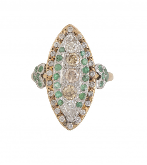 Sortija lanzadera de brillantes de pp. S. XX  y esmeraldas 