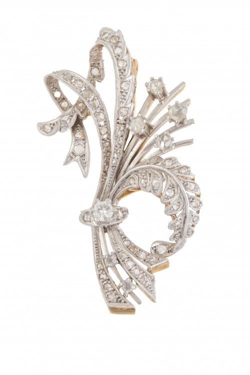 Broche ramo con cintas onduladas y hoja cuajadas de diamant