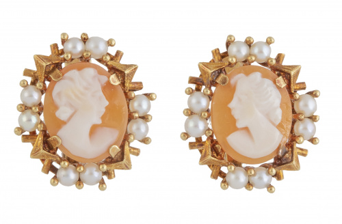 Pendientes con camaféo de perfil de dama tallado en concha 