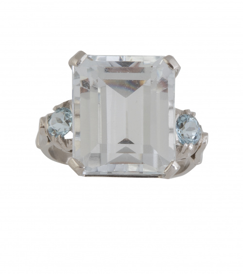 Sortija con aguamarina talla esmeralda flanqueada por dos a