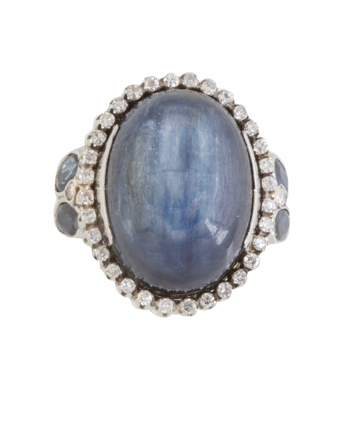 Sortija con gran cabuchon de cianita orlado de chatones de 