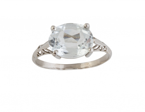 Sortija con aguamarina talla oval engastada en cuatro garras