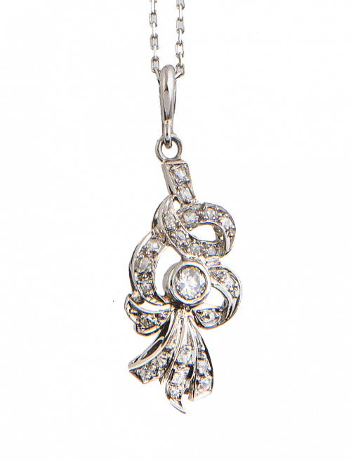 Colgante con diseño de cintas entrelazadas cuajadas de bril