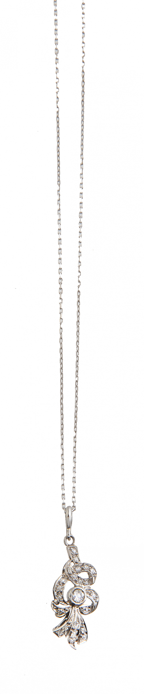 Colgante con diseño de cintas entrelazadas cuajadas de bril