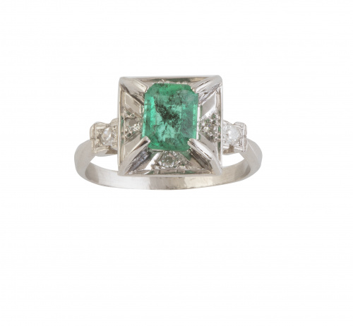 Sortija con esmeralda talla esmeralda engastada en cuatro g