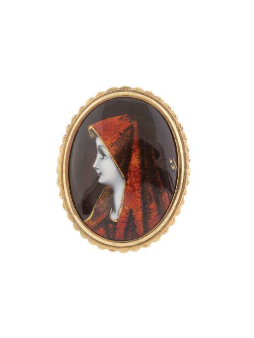 Broche oval con esmallte de dama con velo rodeada por marco