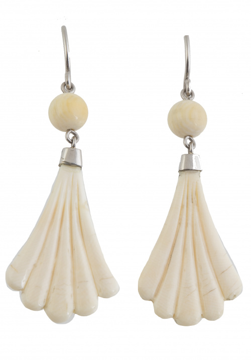 Pendientes largos estilo Art-Decó con abanico gallonado de 