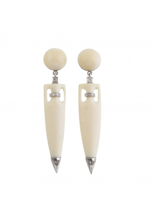 Pendientes largos de marfil y brillantes, con diseño de pun