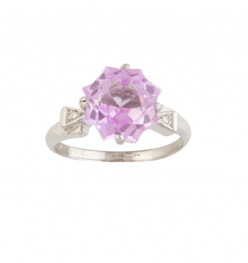 Sortija con rosa de Francia talla estrella flanqueada por d