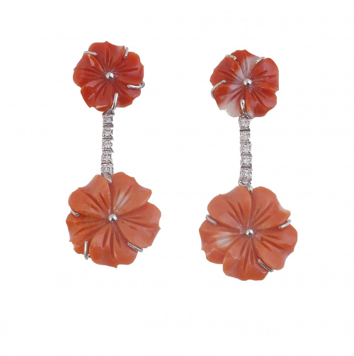 Pendientes largos con flores de coral tallado unidos por lí