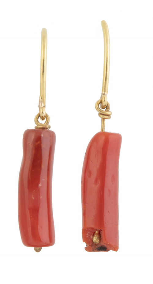 Pendientes largos con tronco de coral que pende de gancho