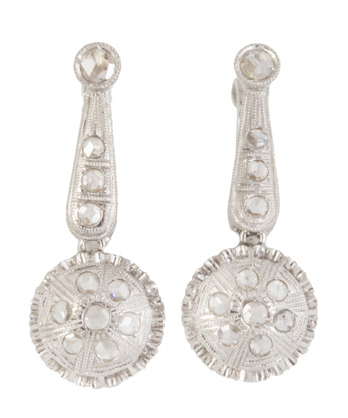 Pendientes largos de diamantes con rosetón que pende de cha