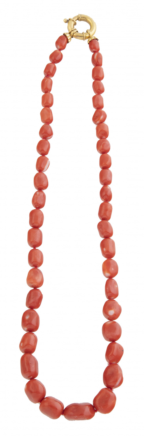 Collar de cuentas irregulares de coral rojo