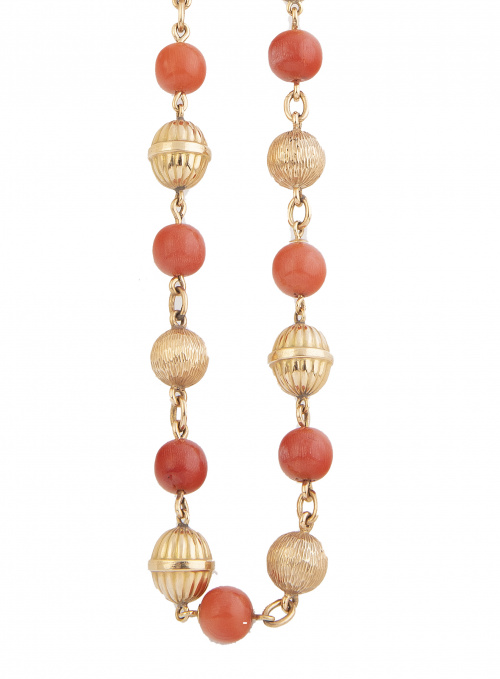 Collar de esferas de coral alternas con esferas grabadas de