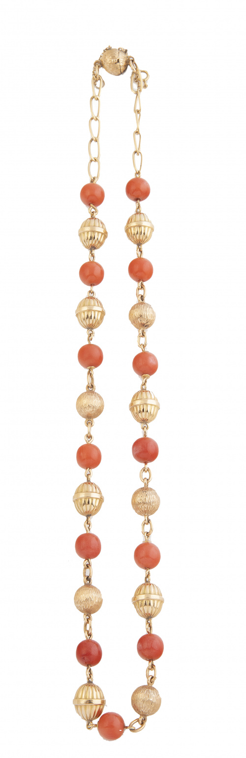Collar de esferas de coral alternas con esferas grabadas de