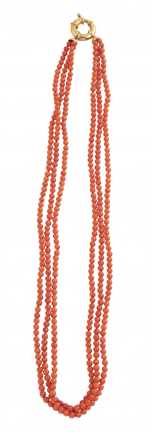 Collar con tres hilos de cuentas esféricas de coral de 3,5 