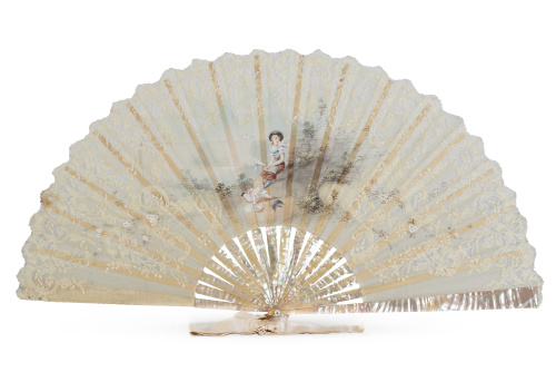 Abanico con varillaje de nácar y país de tela pintada con e