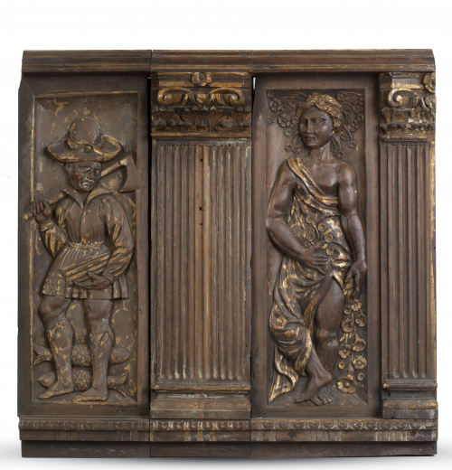 Tres paneles de madera tallada y parcialmente dorada.Escu