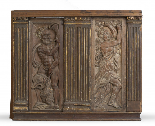 Tres paneles de madera tallada y parcialmente dorada.Escu