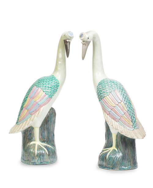 Pareja de garzas de porcelana esmaltada. Con marcas en la b