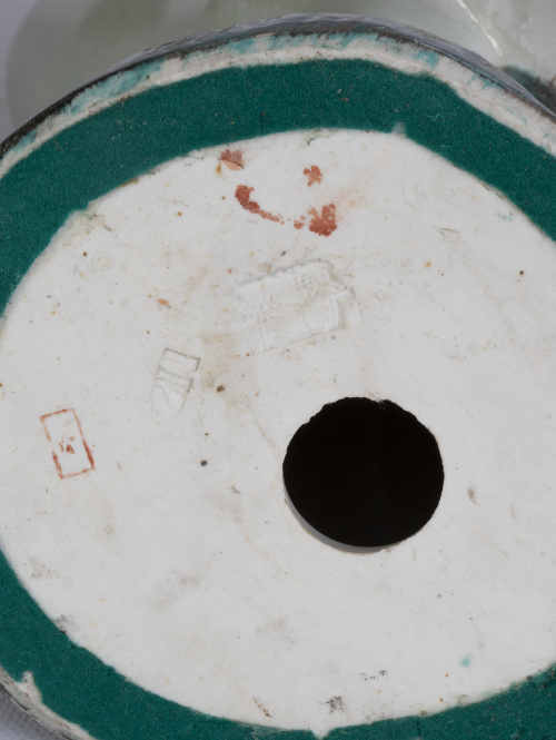 Pareja de garzas de porcelana esmaltada. Con marcas en la b