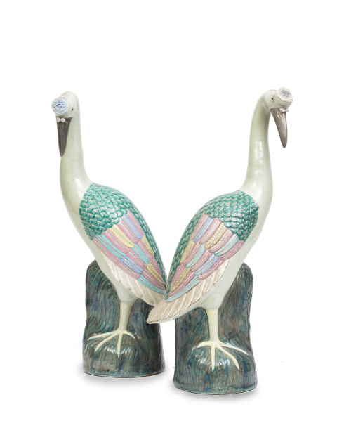 Pareja de garzas de porcelana esmaltada. Con marcas en la b