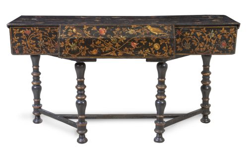 "Escrivania" o escritorio lacado de negro con decoración en