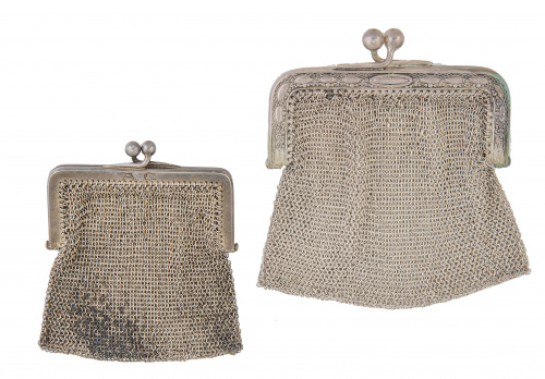 Lote de dos bolsitos de malla en plata