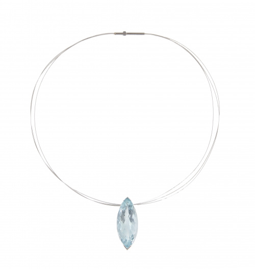 Colgante con aguamarina talla marquisse de 26,5 ct 