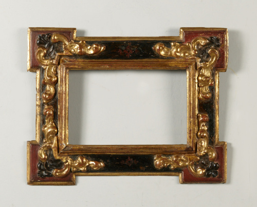 Marco en madera tallada, estucada, pintada y dorada.Trabaj